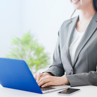 オンライン面談する女性