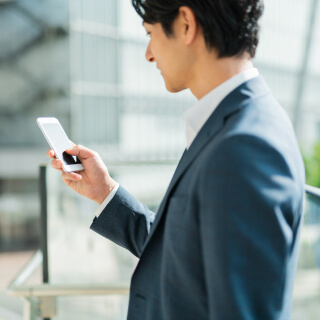 スマートフォンを確認する男性