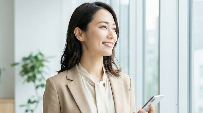 スマホを持つ女性
